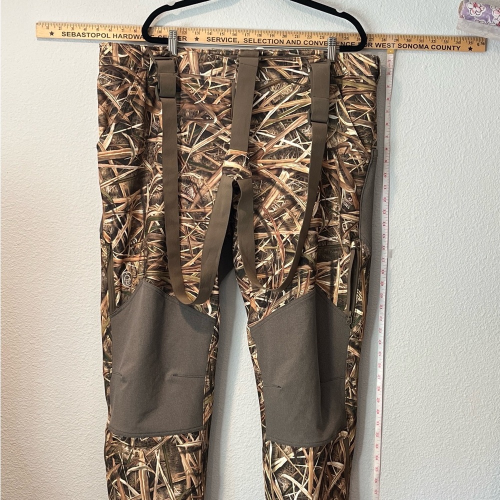 Men’s XXL Hunting pant. Blades design. Adjustable straps
